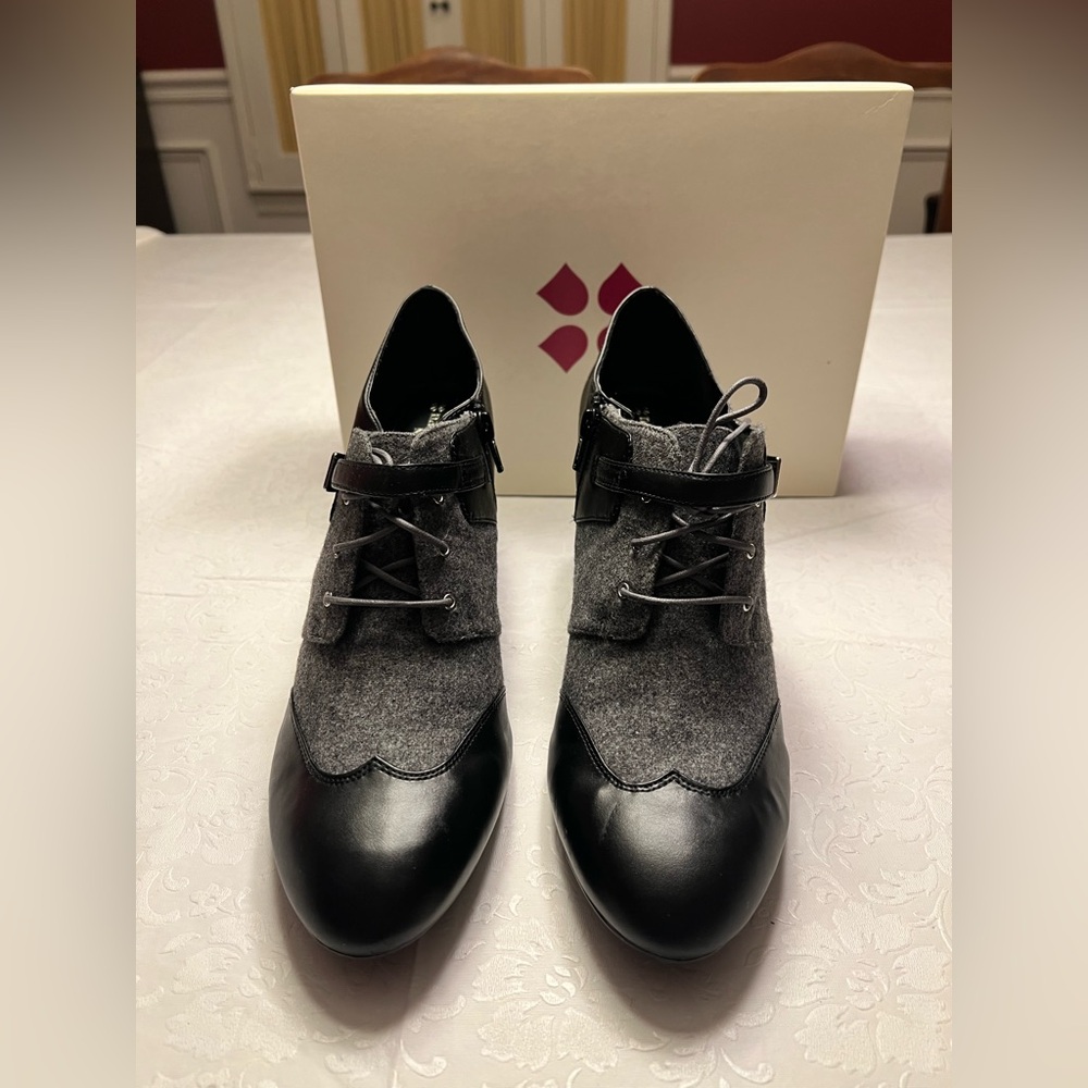 Naturalizer Black and Gray Heeled Shoes - Picture 2 of 9